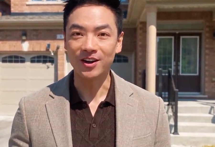 Calvin's digital twin presenting a house in front of its entrance
